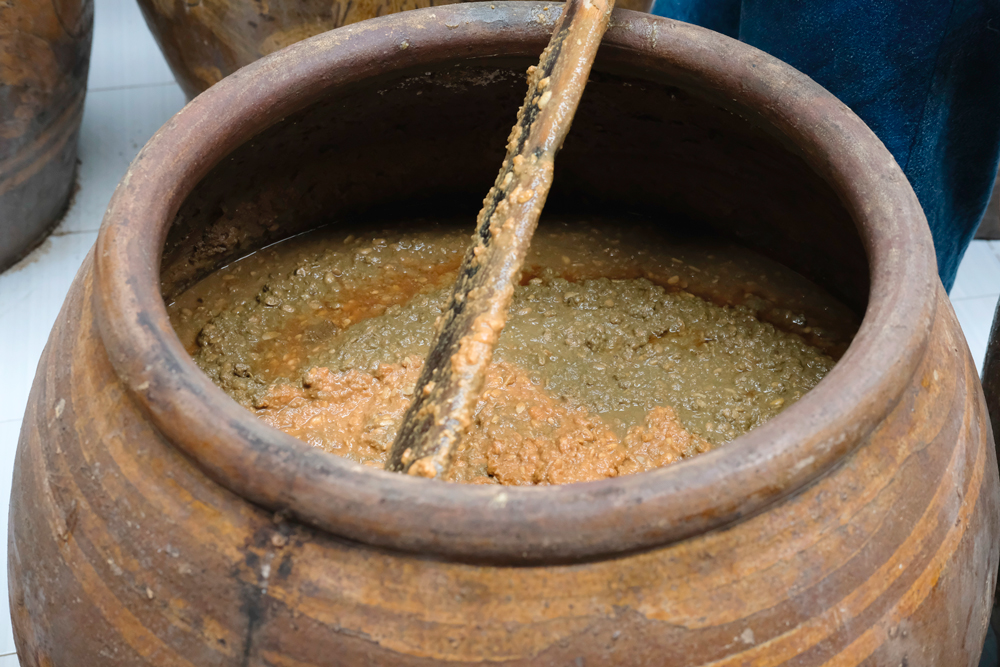 La soya se fermenta para obtener miso y salsa de soya.