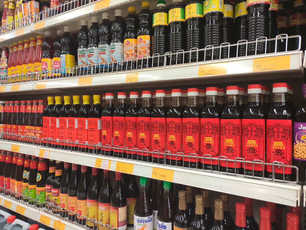 En las tiendas de especialidad puedes encontrar una gran diversidad de salsas de soya.