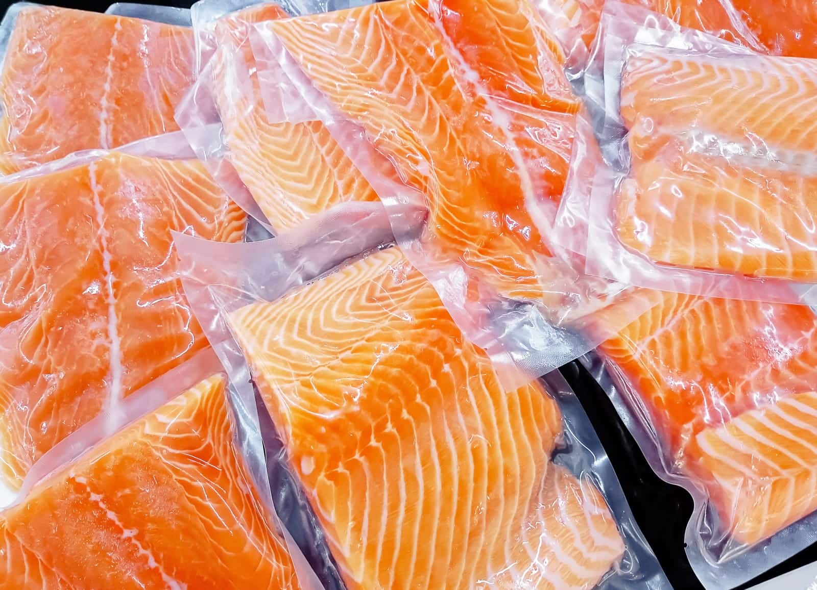 Una porción estándar de pescado es de 200 gramos, empácalas por separado de acuerdo a las porciones que vayas a cocinar. 