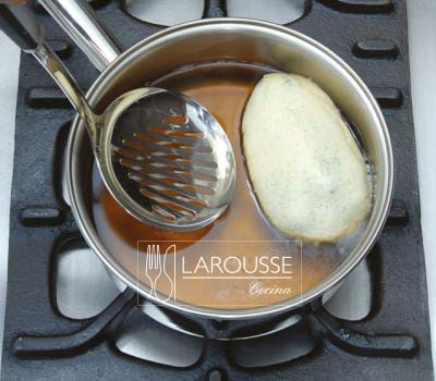 <p>Fría los chiles capeados en un sartén o en un cazo con suficiente aceite para, durante el proceso, aventar aceite sobre la superficie del capeado.</p>
