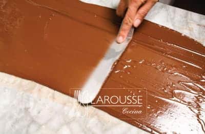 <p>Extender el chocolate temperado sobre el mármol formando una capa delgada.</p>

