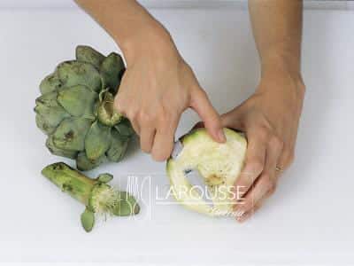 <p>Corte el tallo de la alcachofa. Limpie la base y frótela con jugo de limón.</p>
