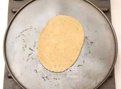 <p>Voltee la tortilla y déjela cocer durante 30 segundos más.</p>
