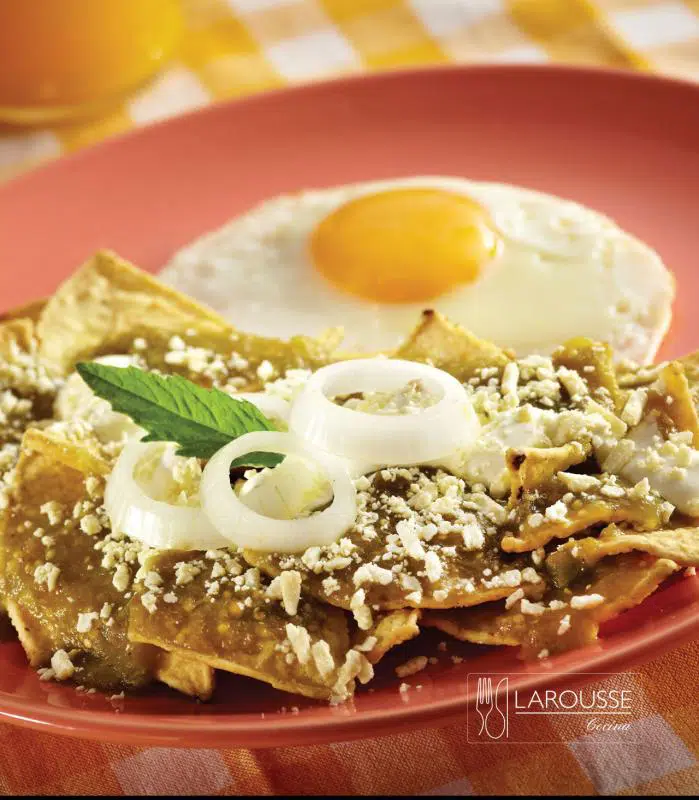 Chilaquiles verdes con huevo ⋆ Larousse Cocina