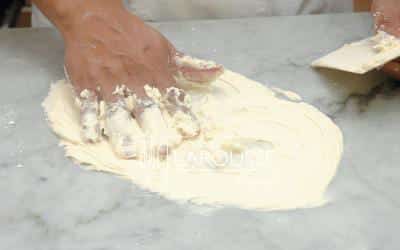 <p>Extienda la mezcla sobre una superficie y agregue el azúcar glass. Mézclela hasta deshacer los grumos.</p>

