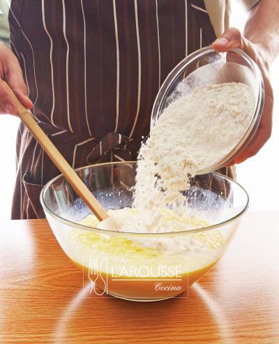 <p>Cierna sobre un tazón la harina de trigo con la fécula de maíz y el polvo para hornear y agréguela a la mezcla de mantequilla y huevos. Bata has­ta obtener una masa homogénea de color uniforme y sin grumos.</p>
<p> </p>
