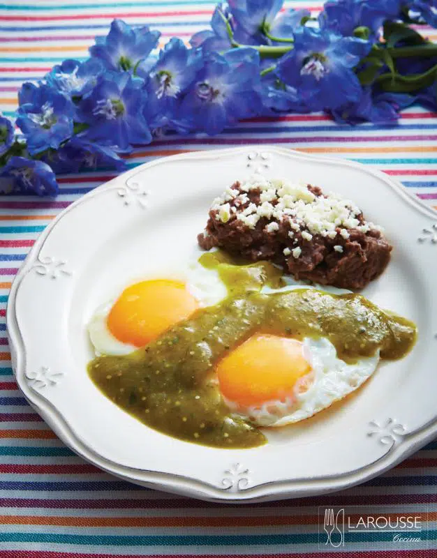Huevos en salsa de acuyo y poblano ⋆ Larousse Cocina