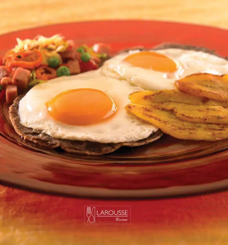Huevos motuleños ⋆ Receta ⋆ Larousse Cocina