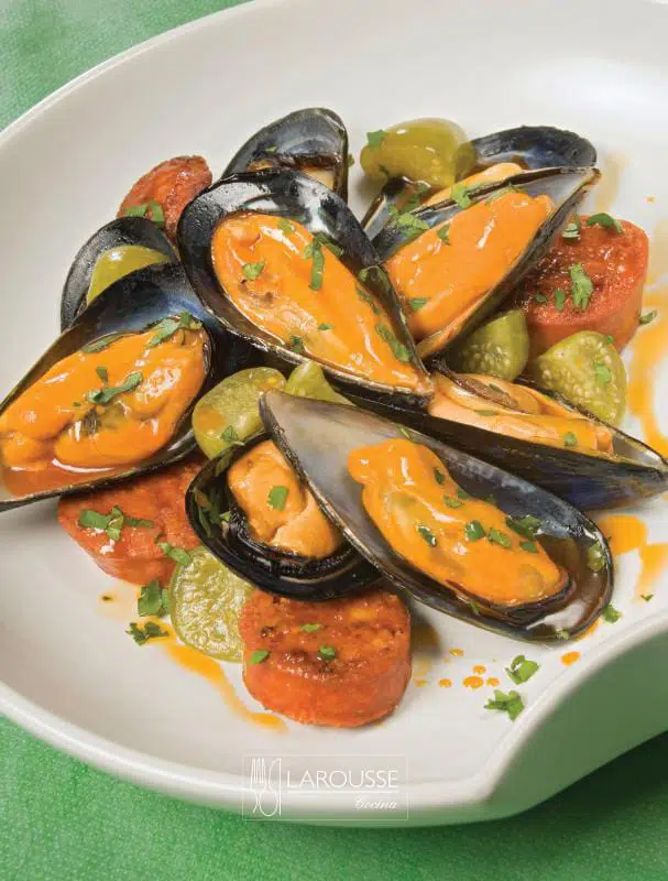 Mejillones a los seis chiles con chorizo ⋆ Larousse Cocina