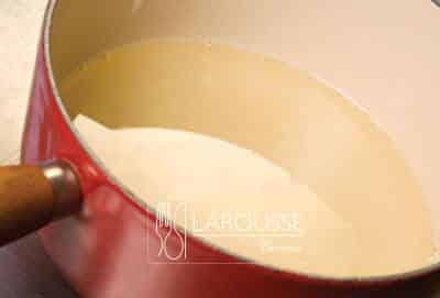 <p>Hervir el agua con la sal, el azúcar y la mantequilla en una cacerola pequeña.</p>
