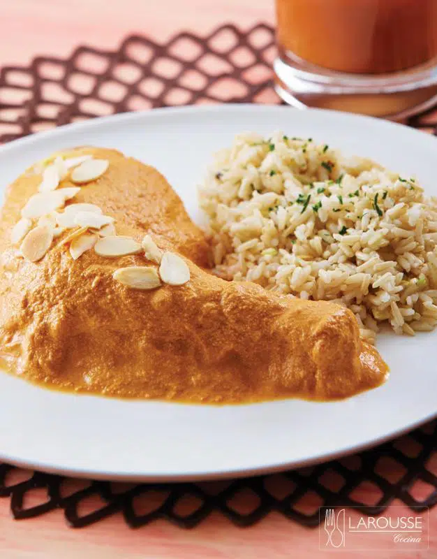 Pollo almendrado con arroz integral ⋆ Larousse Cocina