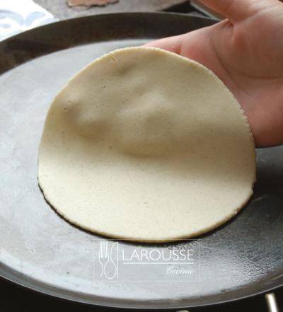<p>Extienda la tortilla sobre un comal de metal o de barro sobre el fuego y previamente calentado.</p>
