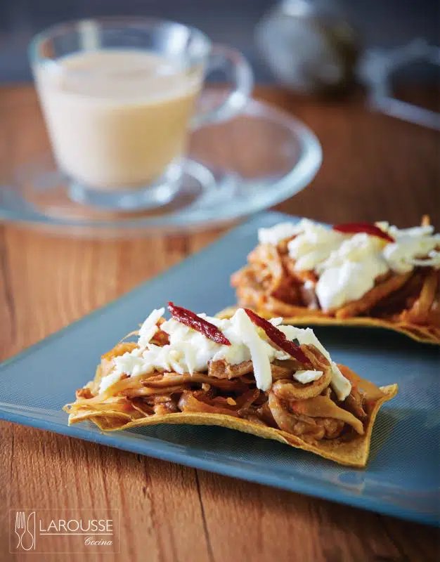 Tostadas de tinga de setas ⋆ Larousse Cocina