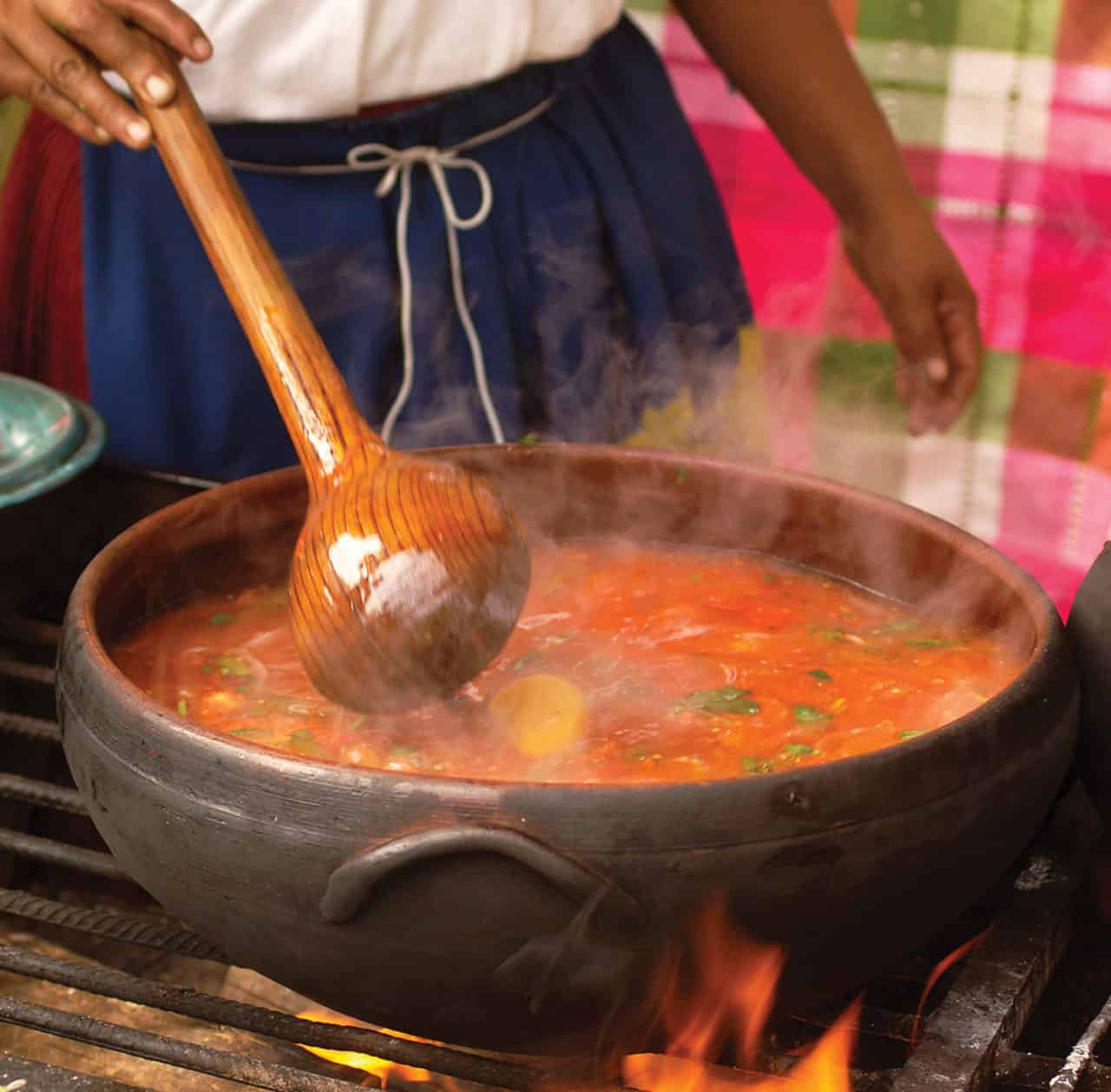Foto: Caldillo, caldo de verduras en olla al fuego.  (Bertha Herrera).