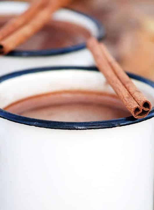 Foto: Chocolate caliente en taza con canela. © Shutterstock.