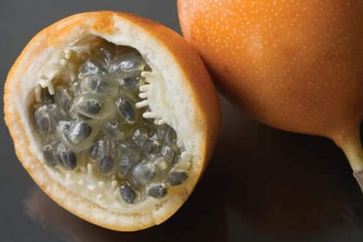 Foto: Fruto, granada china partida por la mitad. © Shutterstock.