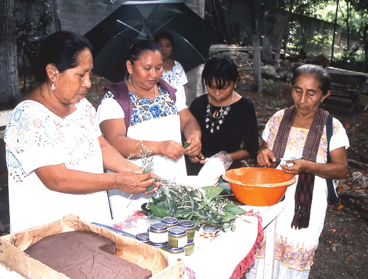 Foto: Mujeres mayas cocinando. (Mayra A. Martínez).