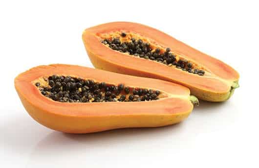 Foto: Fruto, papaya partida por la mitad. © Shutterstock.