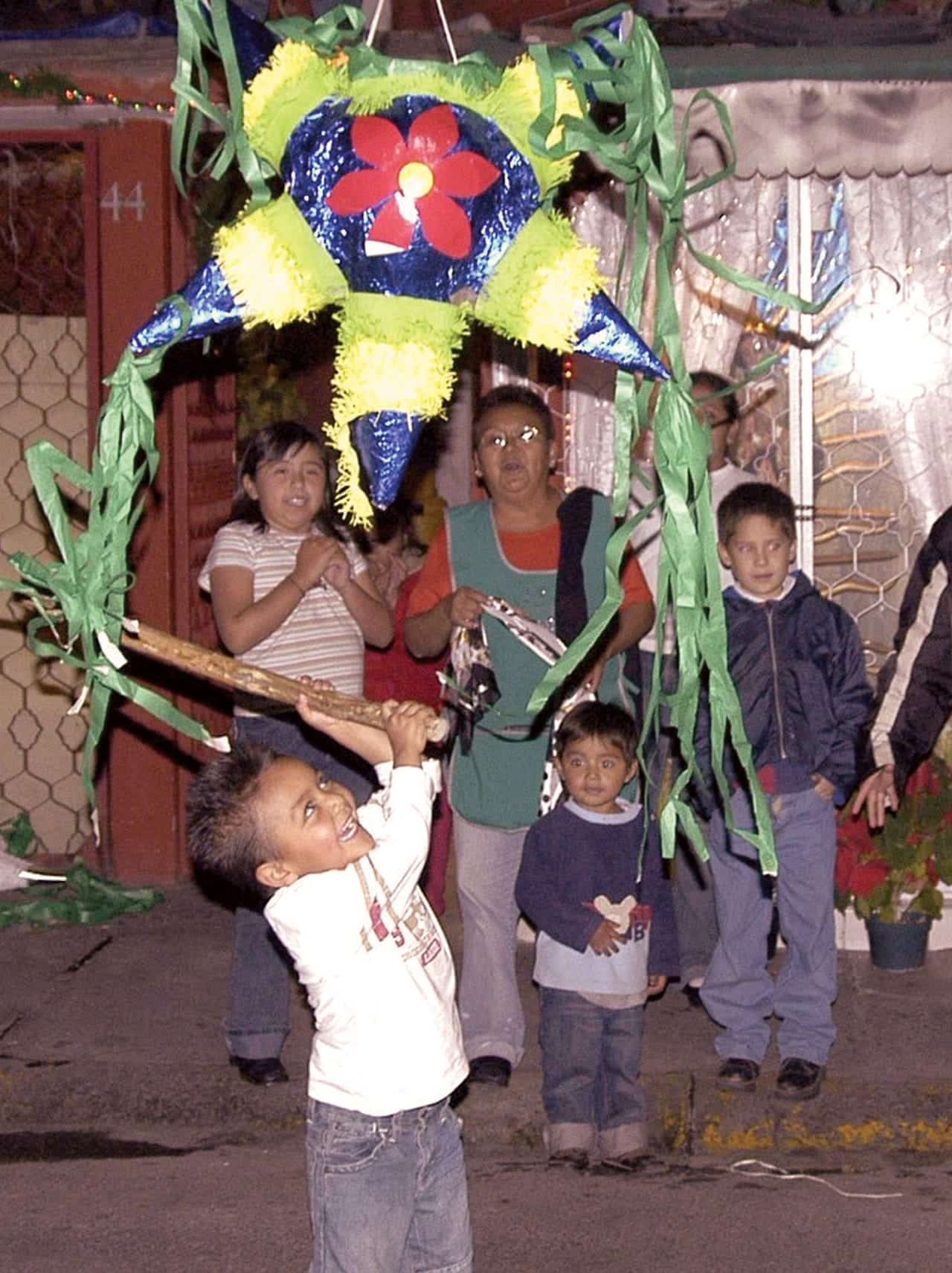Foto: Niño golpeando piñata. (AFP).