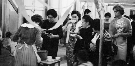 Foto: Mujeres comiendo tamales y atole en un puesto de Guanajuato, 1955. © Reproducción autorizada por el INAH.