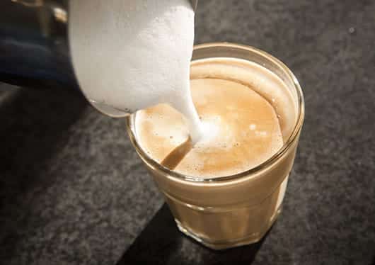 Foto: Vaso con café con leche. © Shutterstock. 