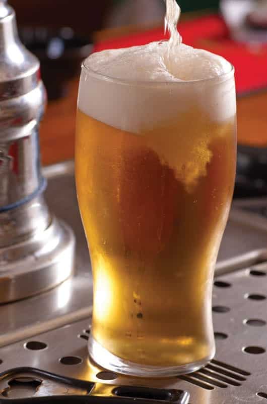 Foto: Cerveza fría en vaso de vidrio. © Shutterstock.