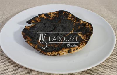 Foto: Tortilla de maíz quemada en plato. (Archivo Gráfico Larousse).