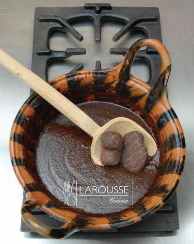 El azúcar de las tablillas de chocolate utilizadas en la elaboración del mole poblano disminuyen el picor de los chiles. Fuente: Archivo fotográfico de Larousse Cocina.