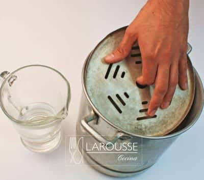 Foto: Tapesco con olla y jarra con agua. (Archivo Gráfico Larousse).