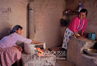 Foto: Mujeres tarahumara haciendo tortillas. © Ediciones Larousse / Francisco Palma.
