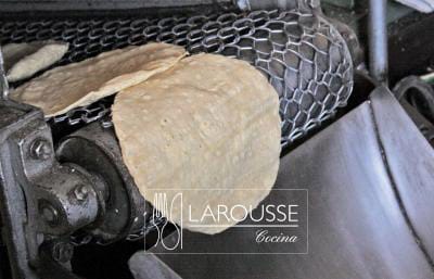 Con la modernidad y la gran explosión demográfica, resultó imposible cubrir la demanda con tortillas hechas a mano. Foto: Ediciones Larousse. 