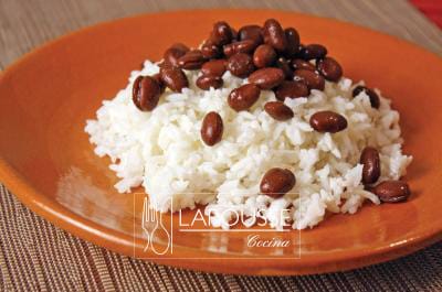 Foto: Plato de arroz blanco con frijoles. (Archivo Gráfico Larousse).