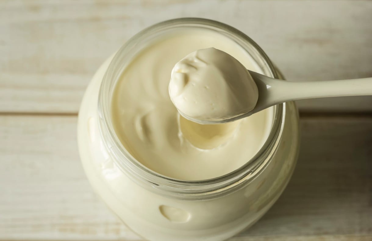 La mayonesa es una salsa fría emulsionada indispensable en la elaboración de la ensalada rusa.