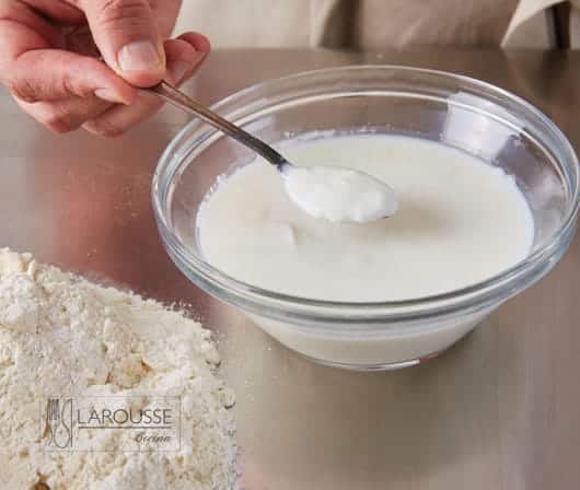 <p>Mezcle en un tazón la leche con el jugo de limón o el vinagre y déjela reposar durante 5 minutos o hasta que se corte. Agregue el huevo y bata hasta obtener una mezcla homogénea.</p>

