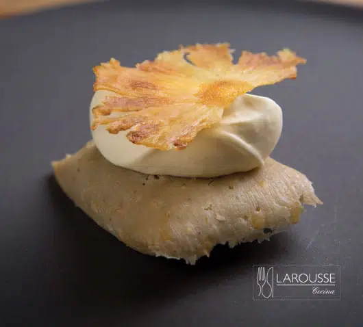 Tamal de elote y macadamia con crema de rompope, receta ⋆ Larousse Cocina