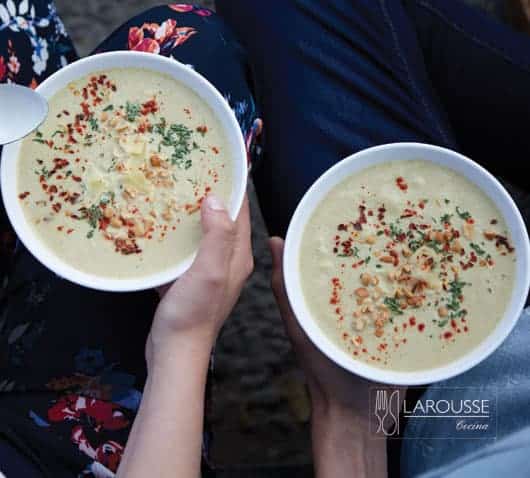 sopa cremosa de coliflor rostizada