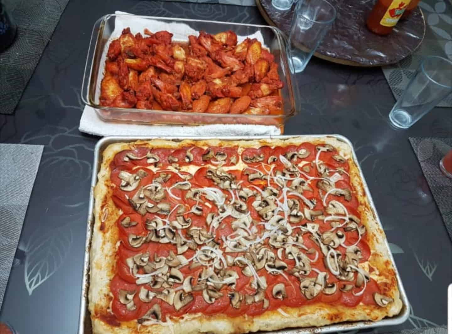 Pizza de pepperoni y champiñones