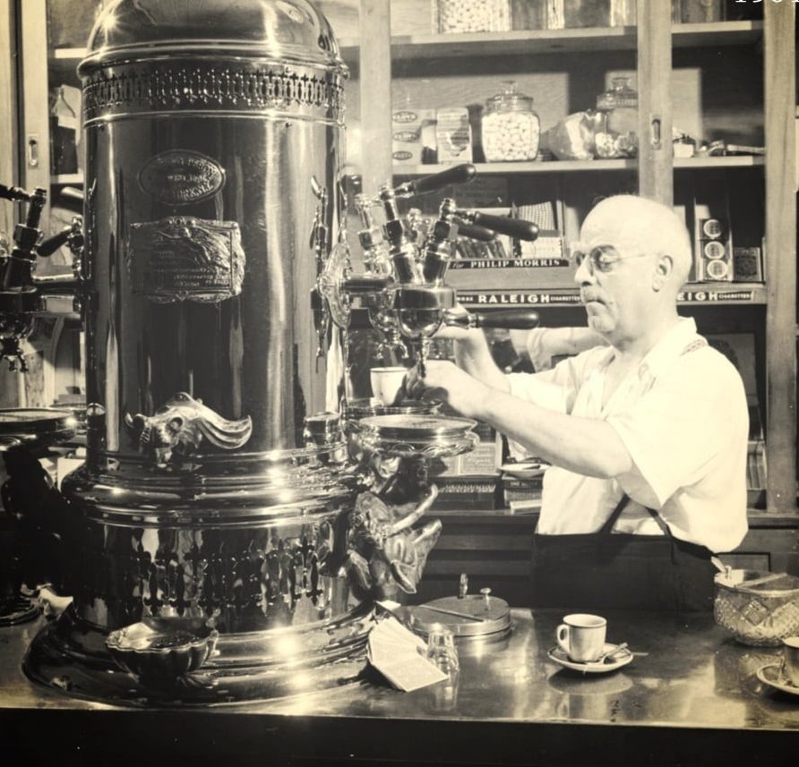 La primera máquina de café expresso salió a la venta en 1901 por la familia Bezzera. (Foto vía Bezzera)