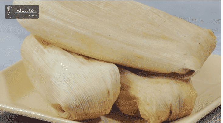 Envolver tamales en hoja de maíz seca o totomoxtle