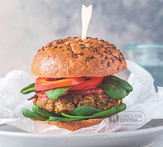 Las lentejas en esta receta de hamburguesa vegetariana son una buena fuente de proteínas. Foto: Archivo gráfico de Larousse.
