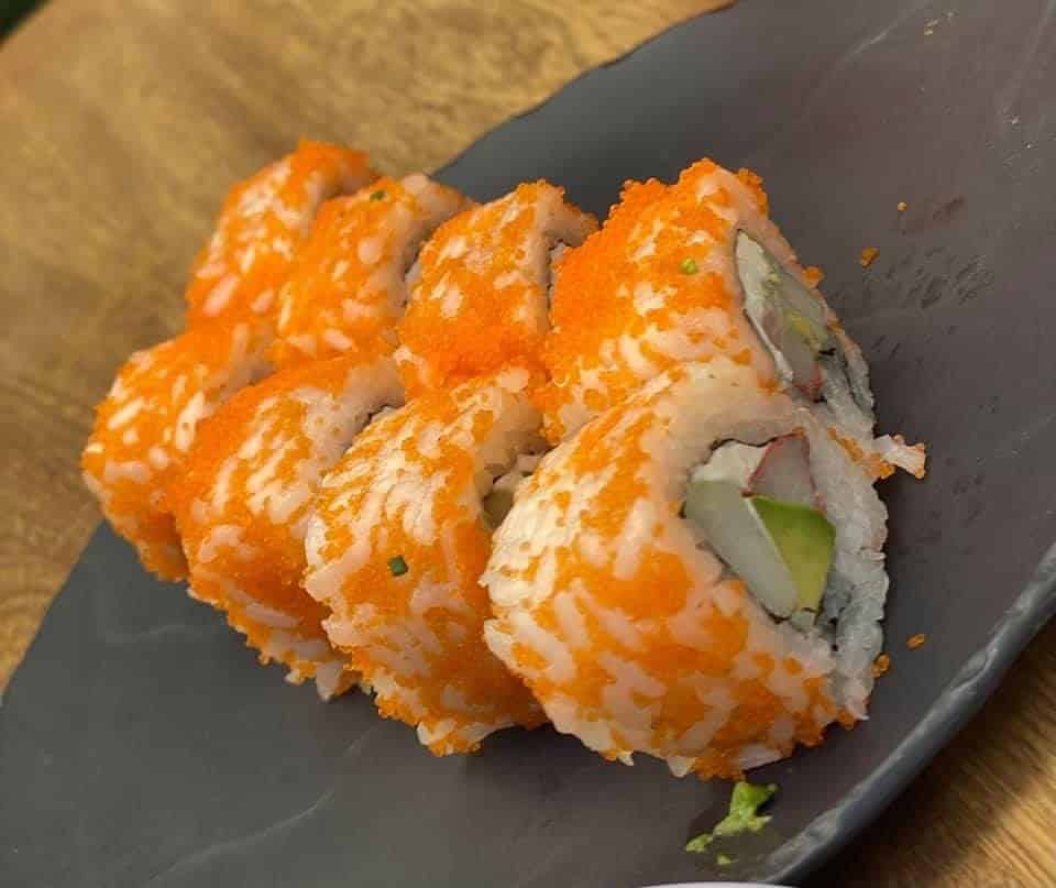 Maki sushi de camarón con zanahoria caramelizada
