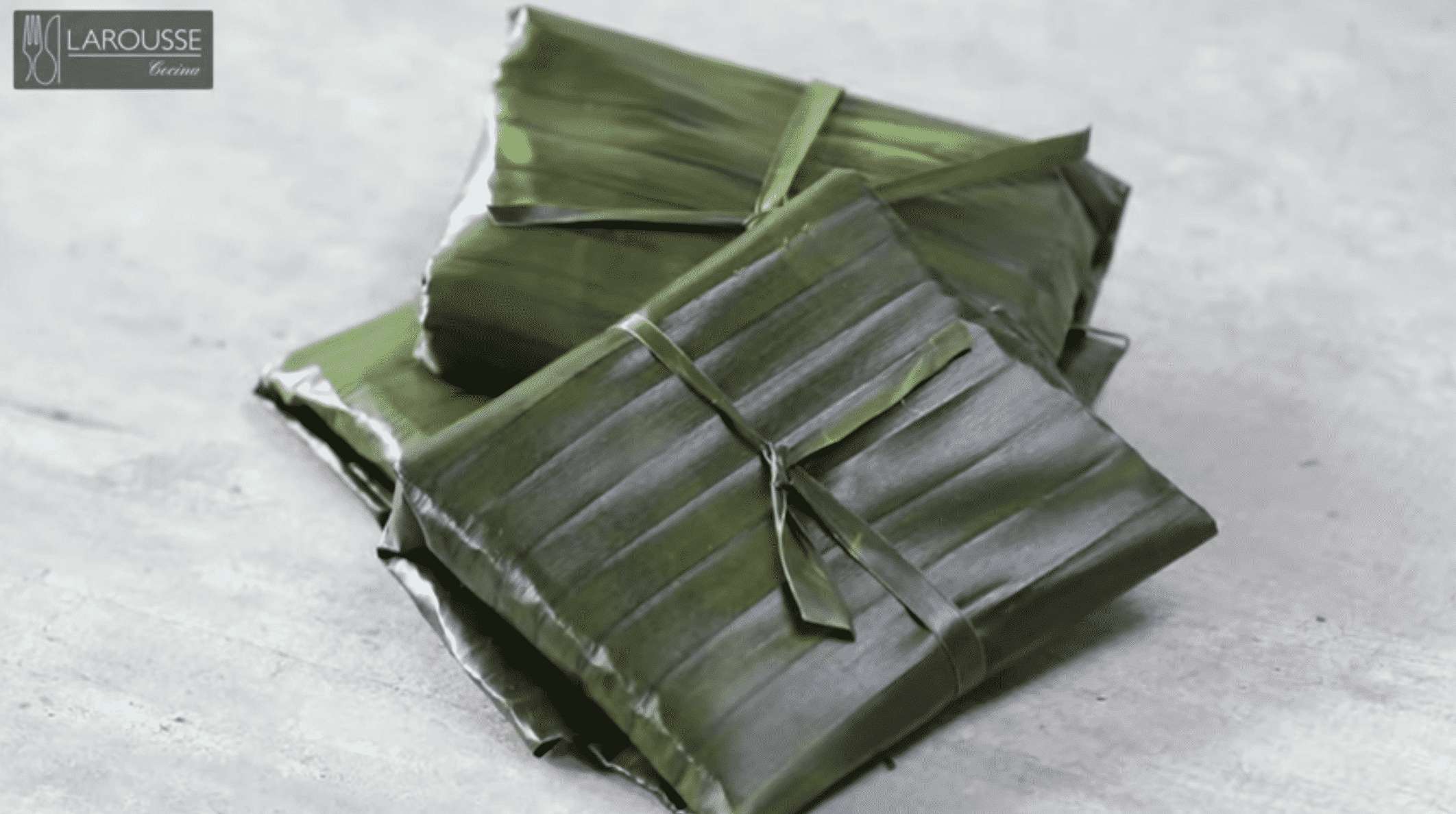 Armado básico de tamales en hojas de plátano