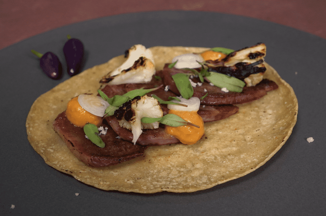 Tacos de lengua con salsa de cacahuate