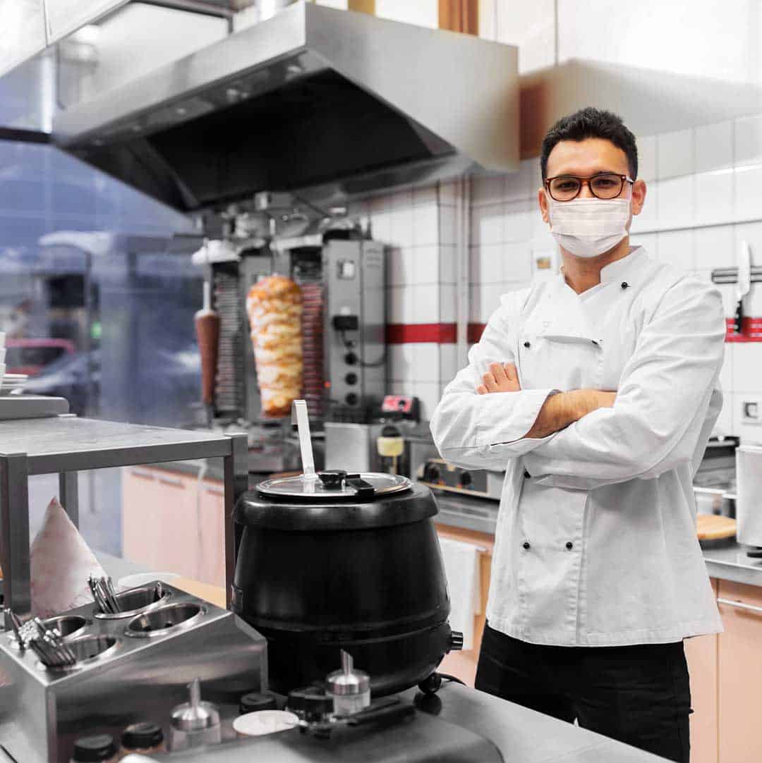 La filipina es la prenda de cocina más utilizada por los chefs. Foto: Syda Producciones.