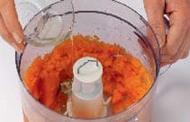 <p>Muela en un procesador el jugo de vegetal congelado hasta que todo se haya deshecho. Añada la clara y contin e procesando hasta que quede suave.</p>
