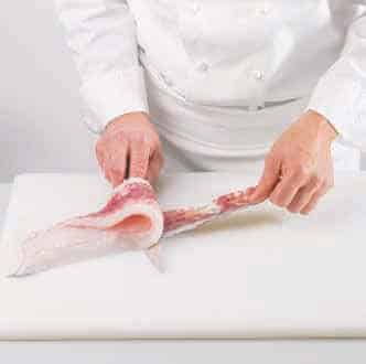 <p>Si la receta lo especifica, retire la piel con cuidado con la ayuda de un cuchillo de filetear (de hoja flexible), sujetando la piel con fuerza por la cola.</p>
