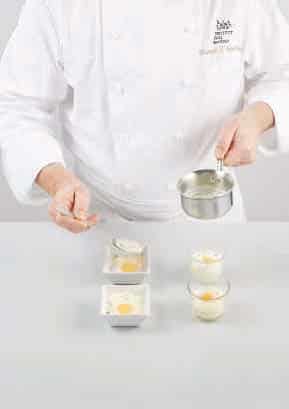 <p>Forme un cordón de nata o crema caliente alrededor de las yemas y sirva de inmediato.</p>
