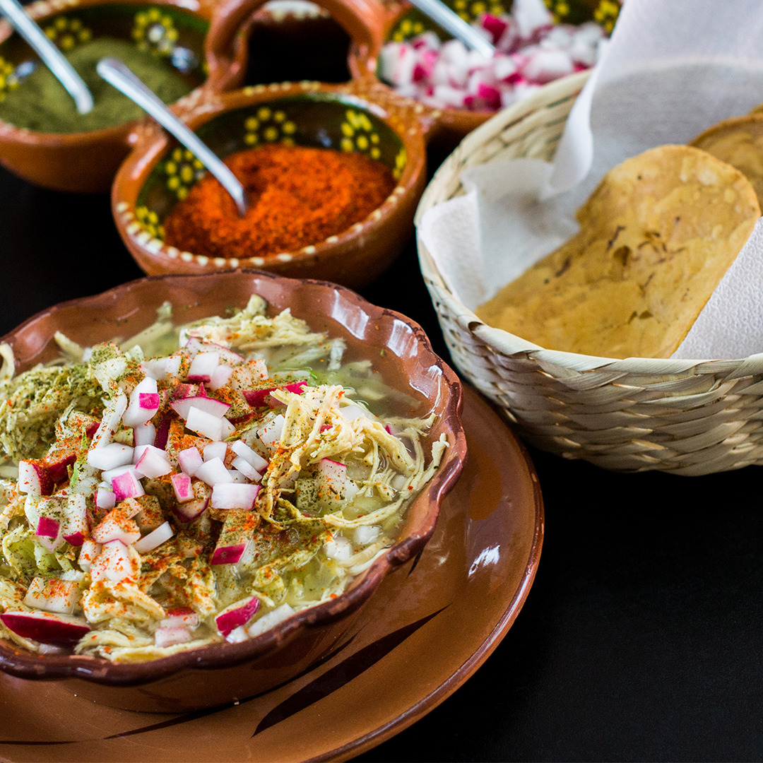 El pozole puede ser verde, blanco o rojo como la bandera de México. Fuente: Larousse Cocina