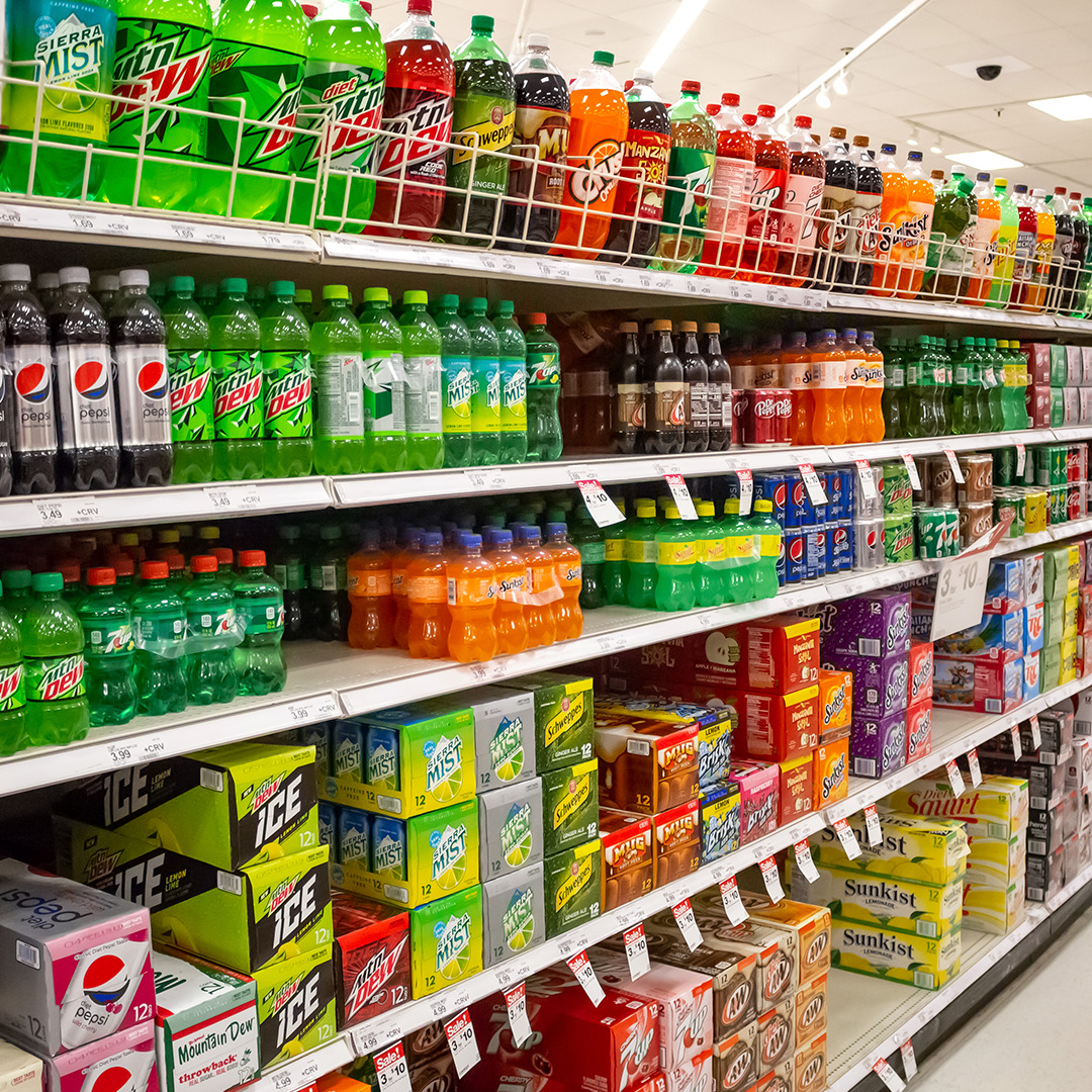 En los supermercados podemos encontrar una gran oferta de bebidas azucaradas. Fuente: Archivo fotográfico de Larousse Cocina. 