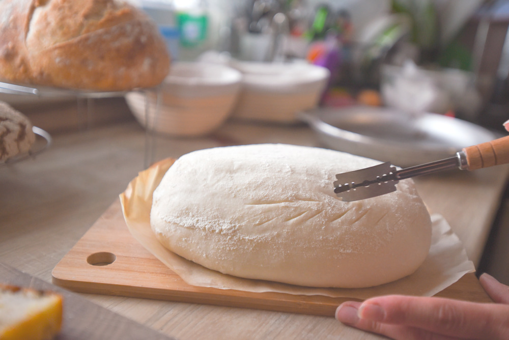 La navaja para pan pueden ser fácilmente sustituídas por navajas de afeitar. Fuente: Archivo fotográfico de Larousse Cocina.